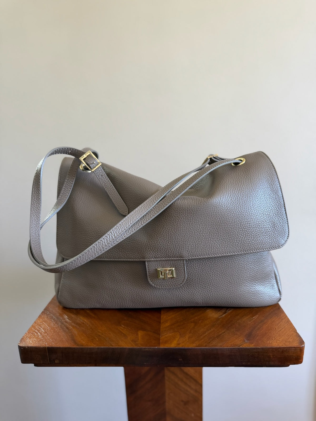 Maxi Flap bag taupe