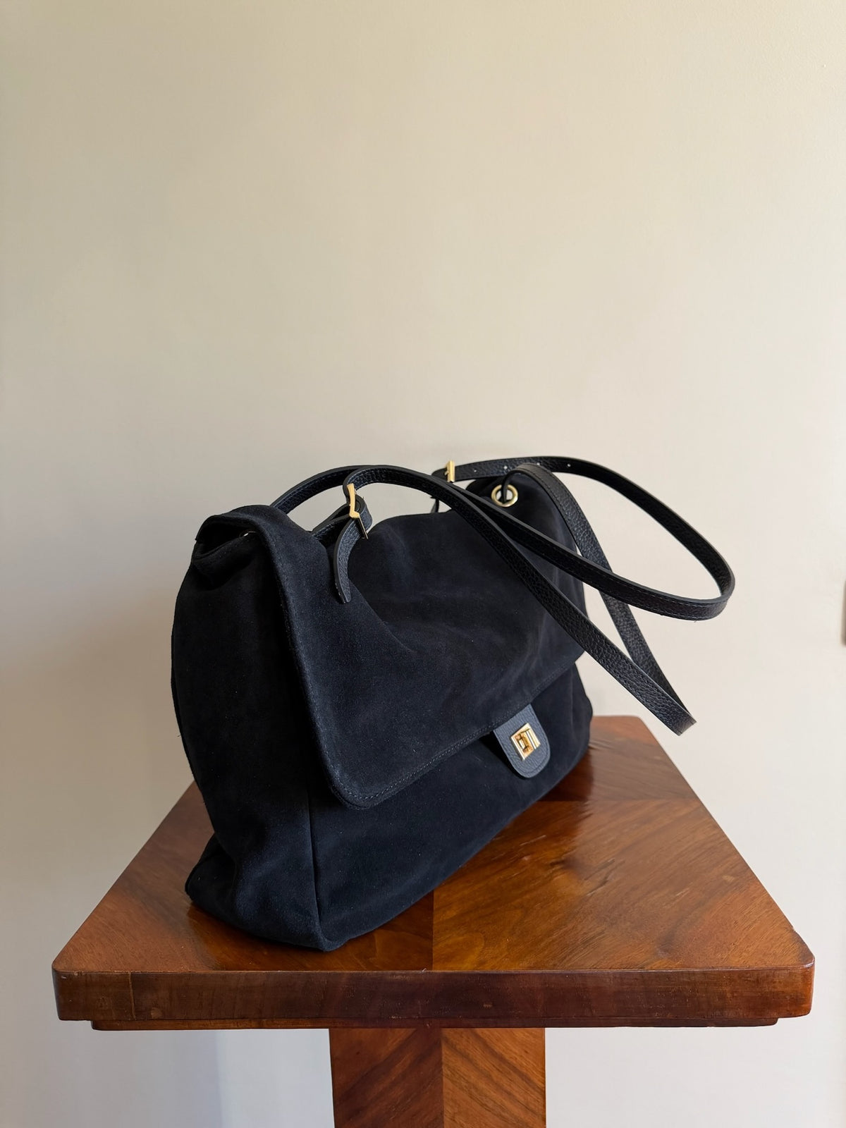 Maxi flap bag camoscio nera