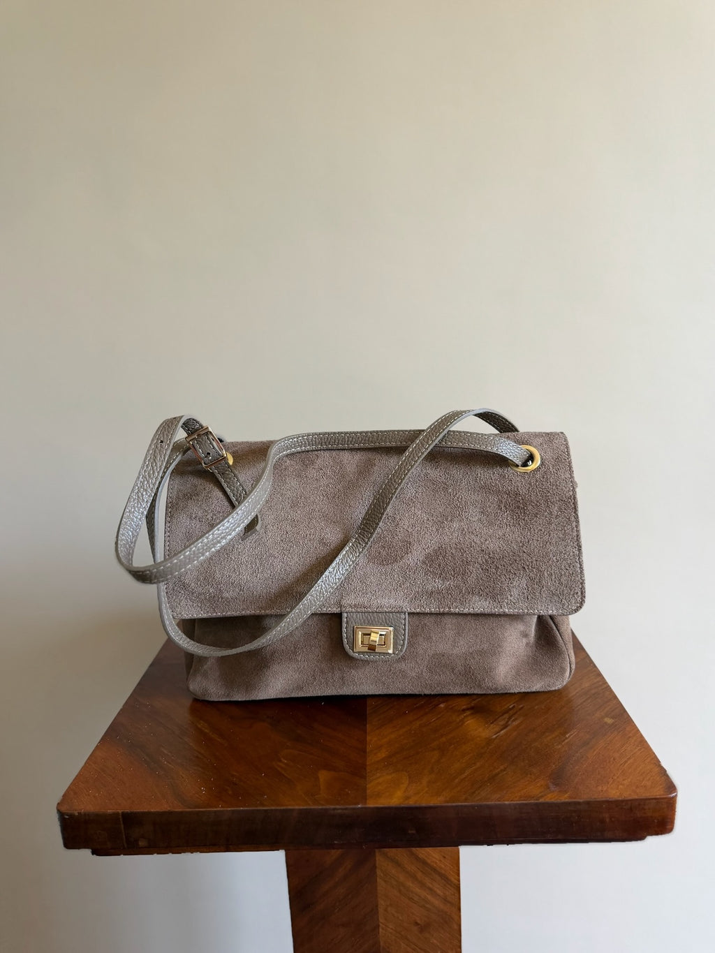 Flap bag media taupe suede