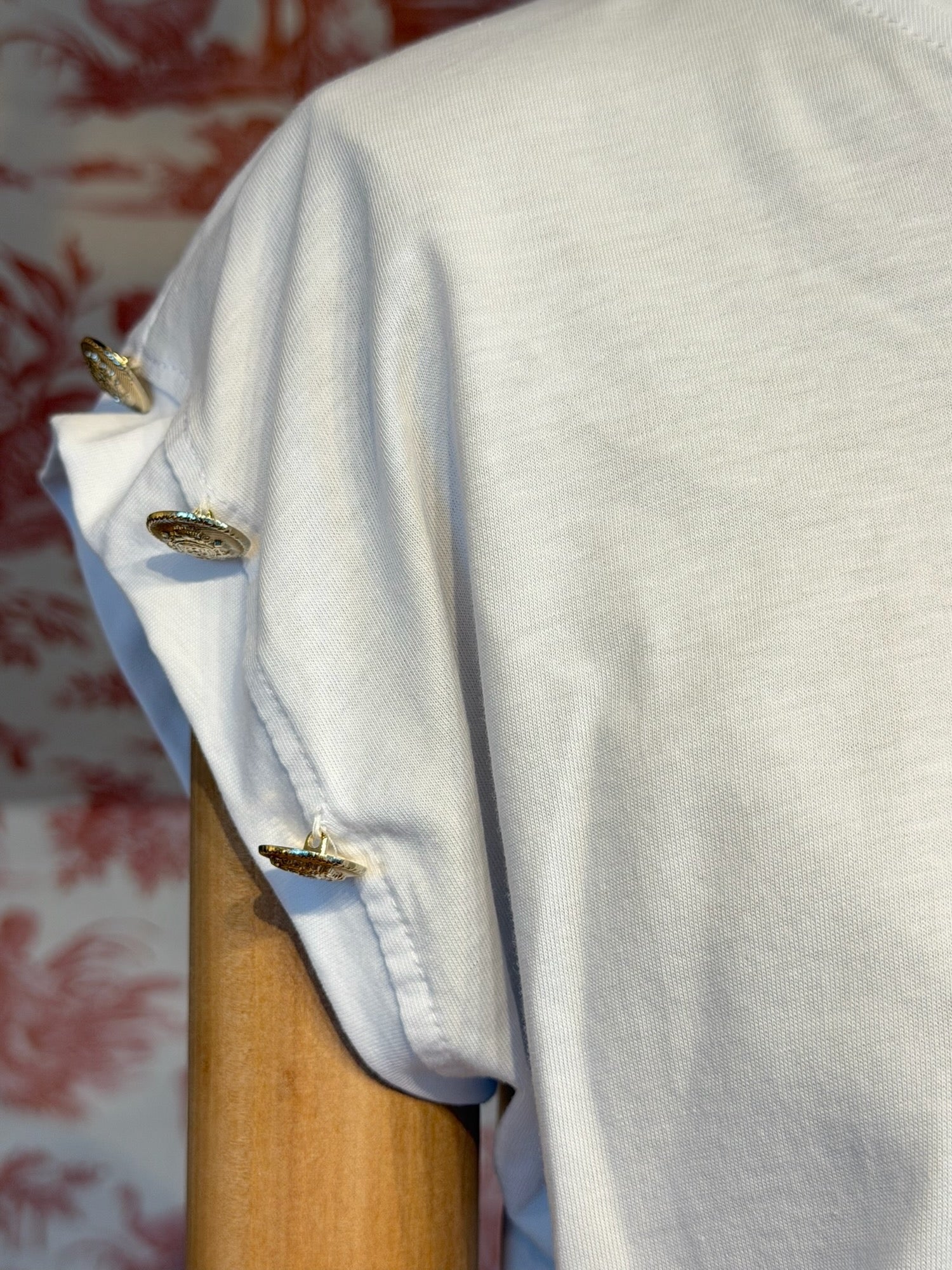 T-shirt bianco bottoni oro