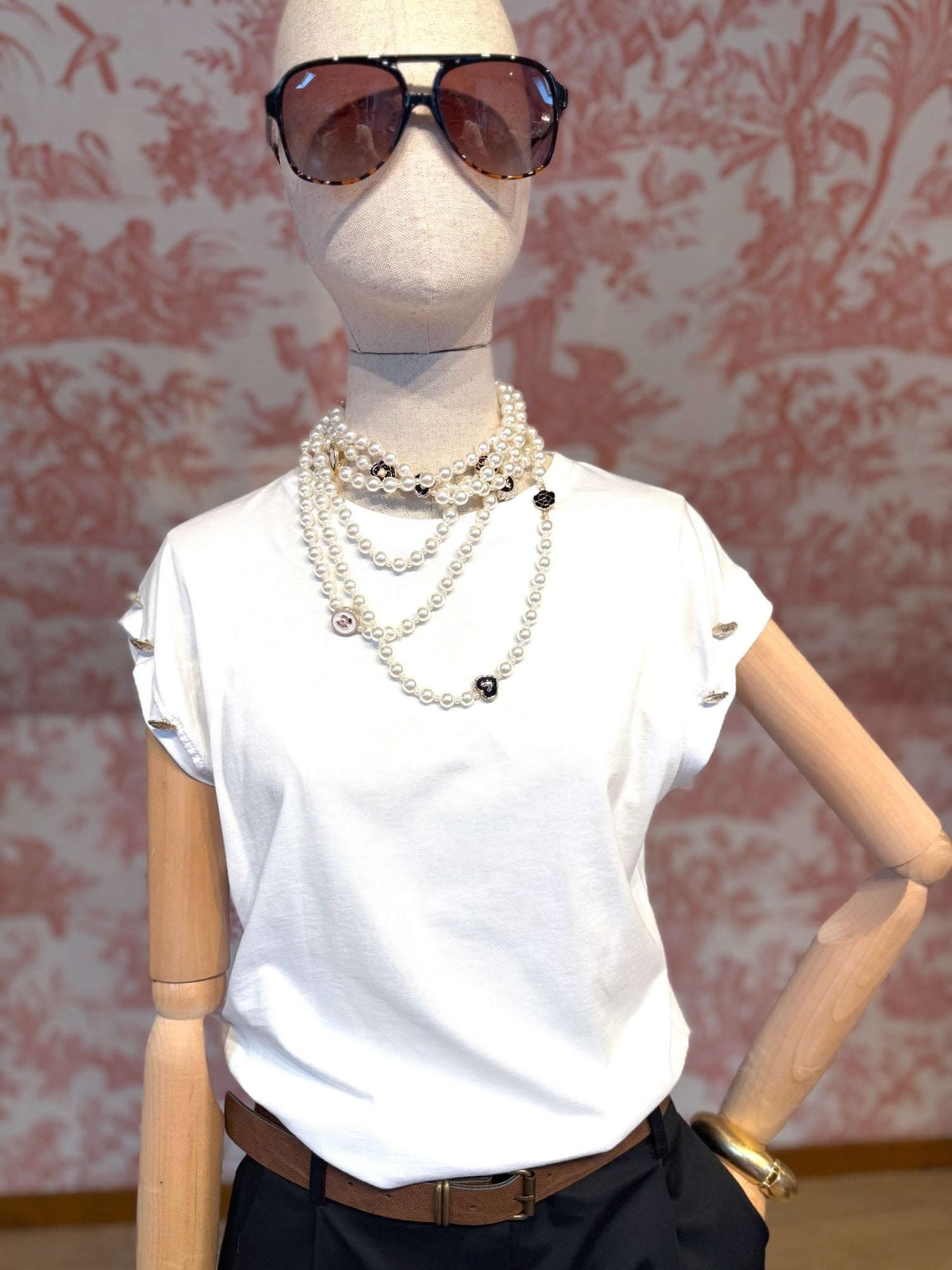T-shirt bianco bottoni oro