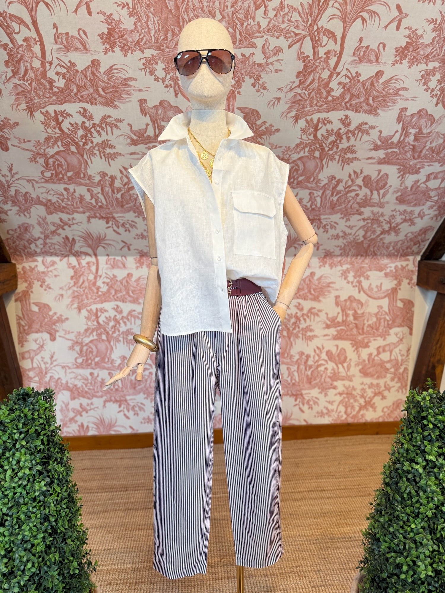 Sleeveless pure linen shirt