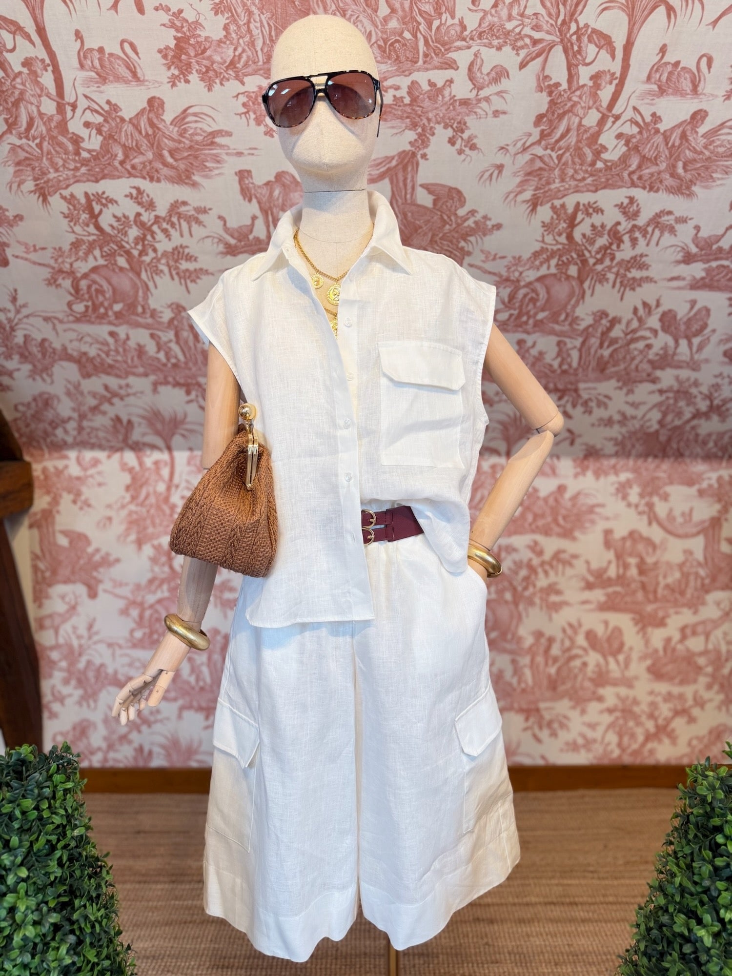 Sleeveless pure linen shirt