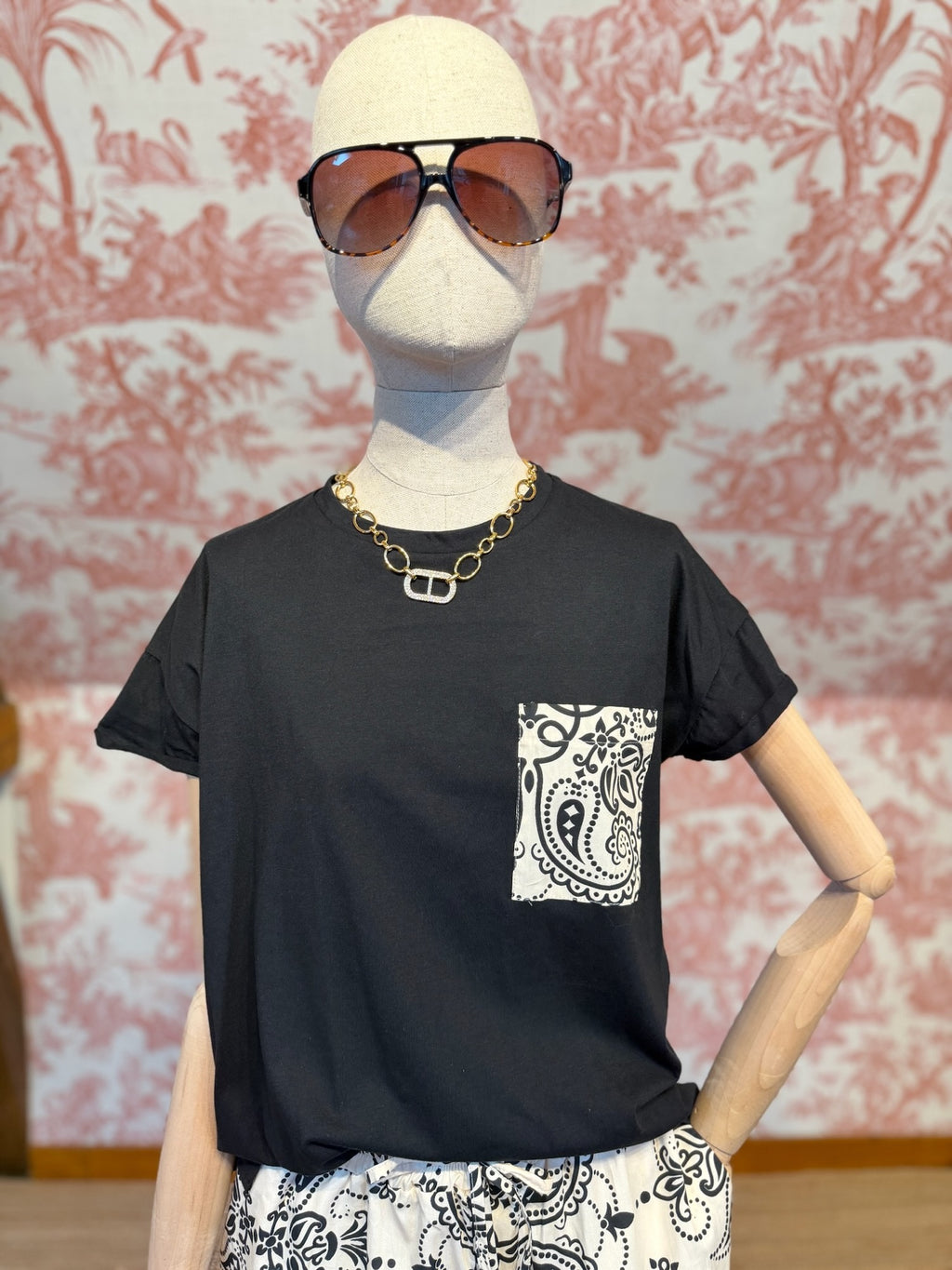 T-shirt nera bandana