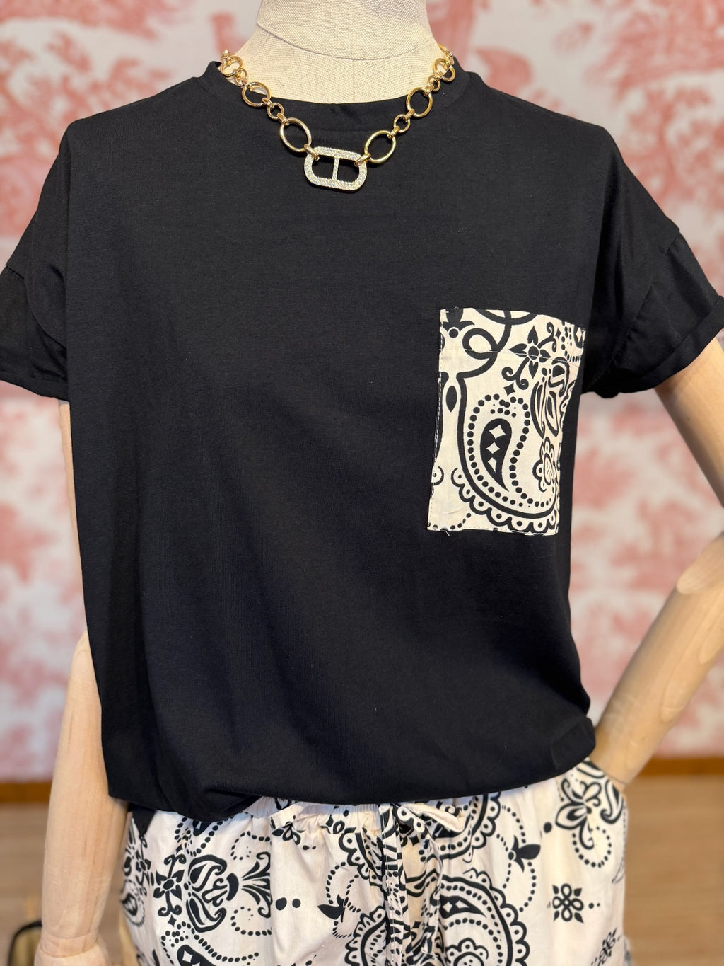 T-shirt nera bandana