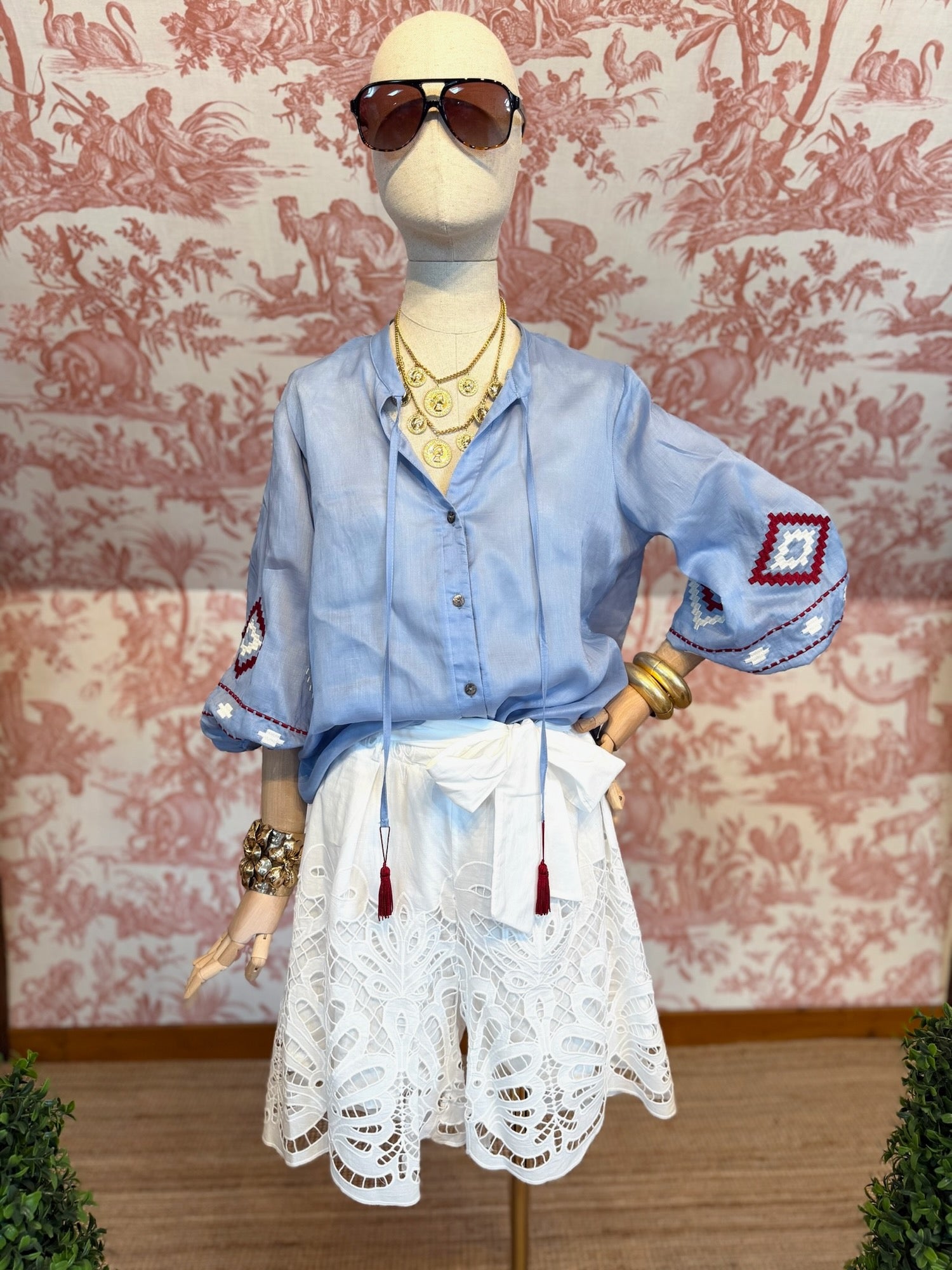 Blusa azzurra ricami