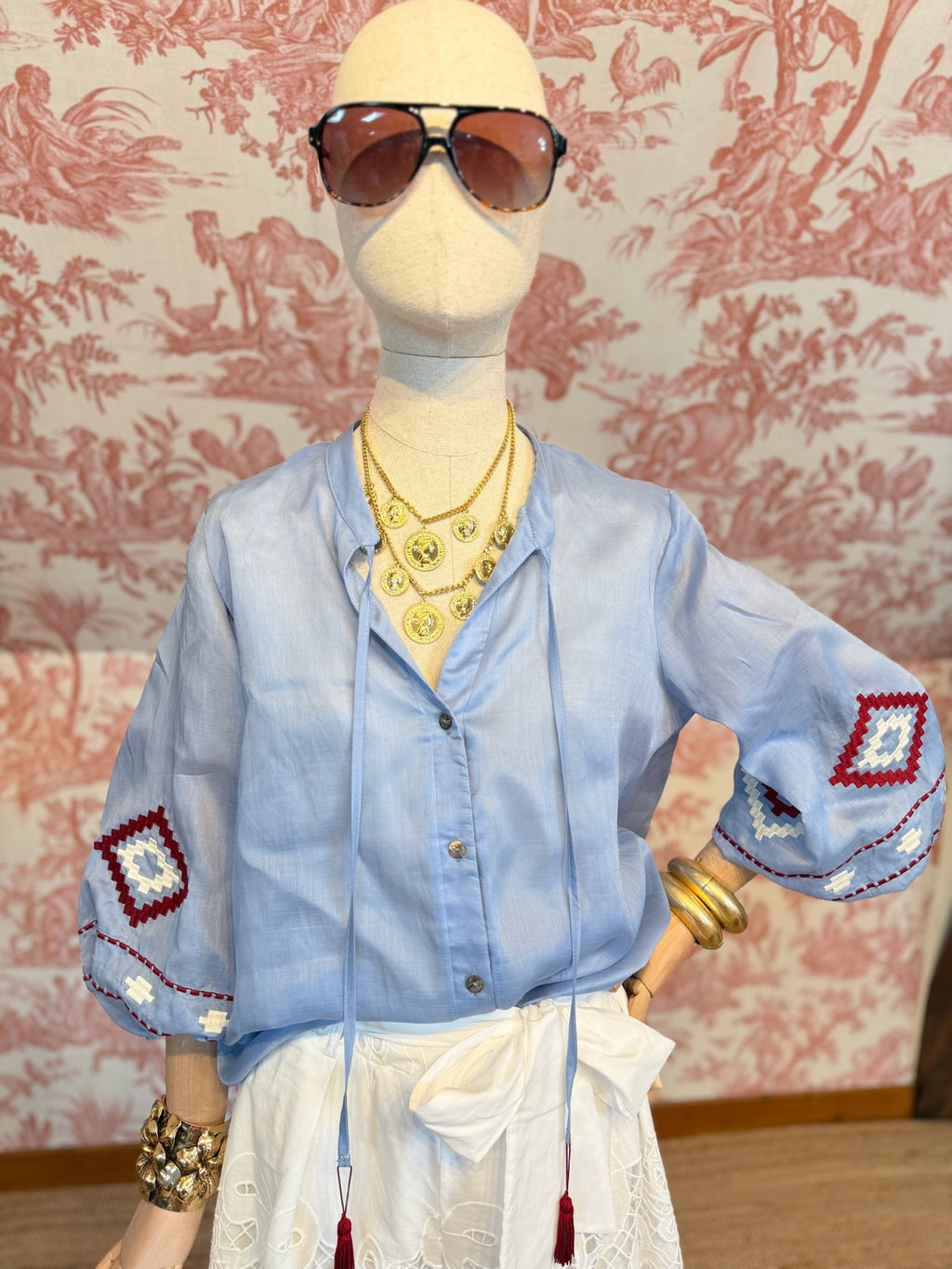 Blusa azzurra ricami