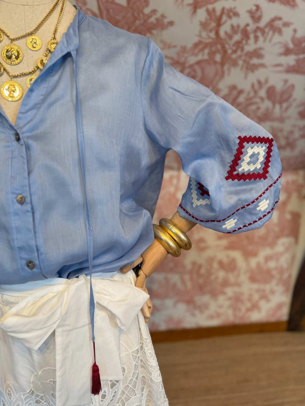 Blusa azzurra ricami